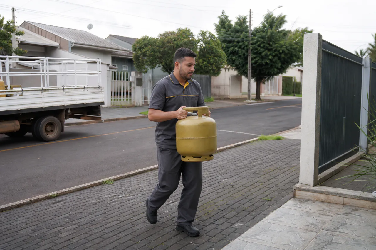 Entrega de gás em residência de Cascavel, Paraná